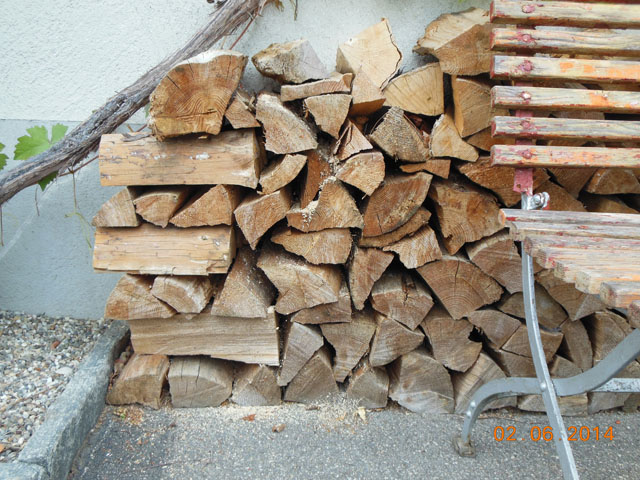 Holzstapel mit Wohngelegenheit fr Blaue Holzbiene